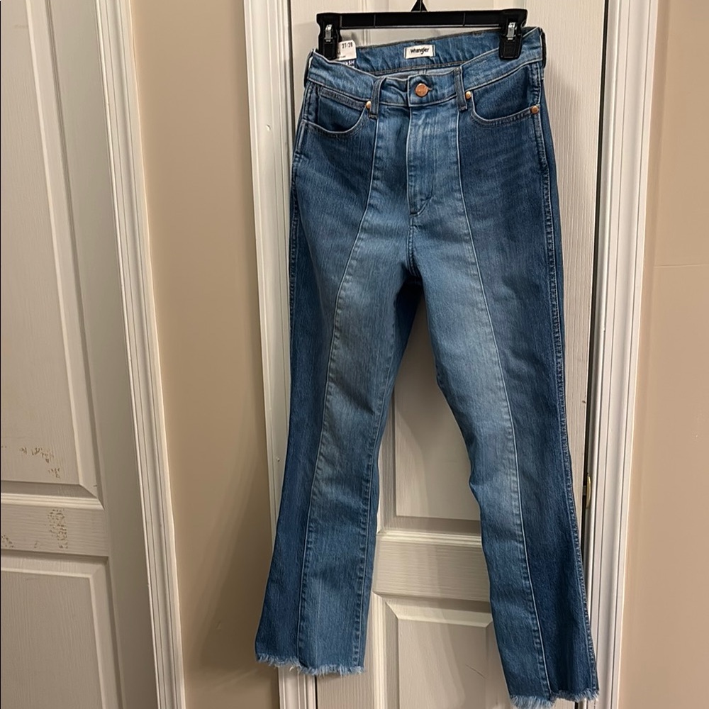 NWT Wrangler Women's Blue Jeans high rise kick flare size 27/28.